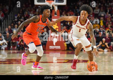 I Trojan della California Meridionale sorvegliano Malik Thomas (1) durante una partita di basket NCAA contro le Auburn Tigers domenica 18 dicembre 2022 a Los Angeles. Foto Stock