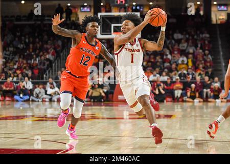 I Trojan della California Meridionale sorvegliano Malik Thomas (1) durante una partita di basket NCAA contro le Auburn Tigers domenica 18 dicembre 2022 a Los Angeles. Foto Stock