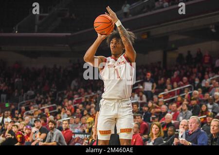 I Trojan della California Meridionale sorvegliano Malik Thomas (1) durante una partita di basket NCAA contro le Auburn Tigers domenica 18 dicembre 2022 a Los Angeles. Foto Stock