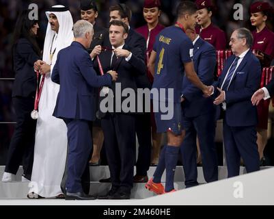 Al Daayen, Qatar - 18/12/2022, Emir del Qatar Sheikh Tamim bin Hamad al Thani, Presidente della Francia Emmanuel Macron, Presidente della FFF Noel le Graet danno le medaglie all'allenatore della Francia Didier Deschamps, Raphael Varane durante la cerimonia dei trofei successiva alla Coppa del mondo FIFA 2022, Finale di calcio tra Argentina e Francia il 18 dicembre 2022 allo stadio Lusail di al Daayen, Qatar - Foto: Jean Catuffe/DPPI/LiveMedia Foto Stock