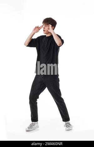 giovane uomo in maglietta nera e jeans danzanti Foto Stock