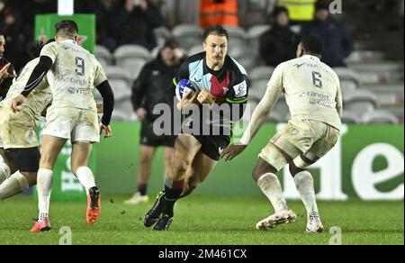 Twickenham, Regno Unito. 18th Dec, 2022. Campionato europeo di rugby. Harlequins V Racing 92. Twickenham Stoop. Twickenham. Andre Esterhuizen (Harlequins) cerca di superare Cameron Woki (Racing 92) durante il round 2 della Harlequins V Racing 92 Heineken Champions Cup. Credit: Sport in Pictures/Alamy Live News Foto Stock