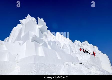 Harbin, provincia cinese di Heilongjiang. 18th Dec, 2022. I membri del personale lavorano su una gigantesca scultura di neve per la prossima esposizione internazionale di sculture di neve dell'isola di Taiyangdao del 35th ad Harbin, provincia di Heilongjiang nella Cina nord-orientale, il 18 dicembre 2022. Credit: Wang Song/Xinhua/Alamy Live News Foto Stock