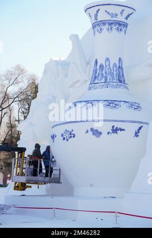 Harbin, provincia cinese di Heilongjiang. 18th Dec, 2022. I membri dello staff finiscono una gigantesca scultura di neve per l'imminente esposizione internazionale di sculture di neve dell'isola di Taiyangdao del 35th ad Harbin, nella provincia di Heilongjiang nella Cina nord-orientale, il 18 dicembre 2022. Credit: Wang Song/Xinhua/Alamy Live News Foto Stock
