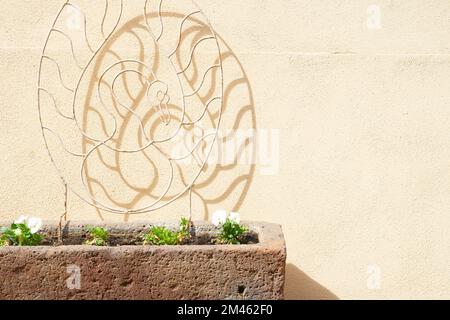 Ferro a forma di pavone su un vaso di fiori Foto Stock