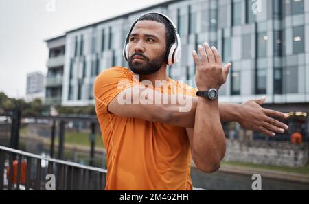 Fitness, runner o black man stretching in città per allenarsi in corsa, esercizio cardio o iniziare l'allenamento a Londra. Benessere, mentalità o sport sani Foto Stock