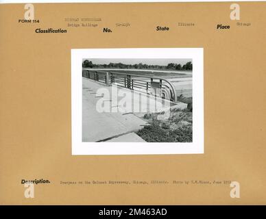 Cavalcavia sulla Calumet Expressway, Chicago, Illinois. Didascalia originale: Overpass sulla Calumet Expressway, Chicago, Illinois. Da T. W. Kines, giugno 1951. Stato: Illinois. Località: Chicago. Foto Stock