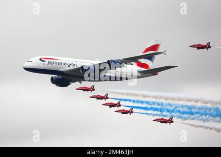 British Airways Airbus A380-800 G-XLEA durante il flypast con le frecce rosse durante il RIAT Air Show 2013 al RAF Fairford, Regno Unito Foto Stock