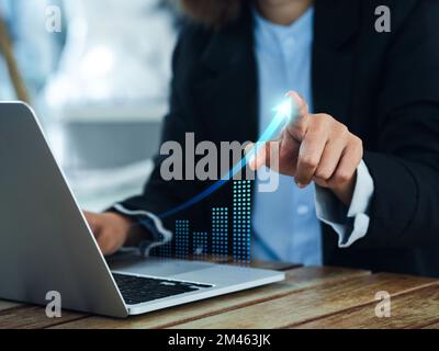 Tecnologia di investimento, finanziaria, ritorno sull'investimento - concetti di ROI. Freccia crescente, la curva esponenziale dei progressi nelle prestazioni aziendali va Foto Stock