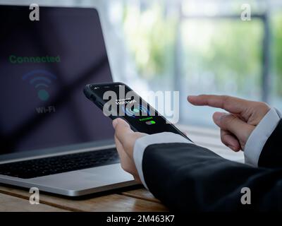 concetto di tecnologia hotspot personale. Le parole hotspot personale, icona di condivisione Internet e pulsante verde attivato sullo schermo dello smartphone mobile in mano Foto Stock