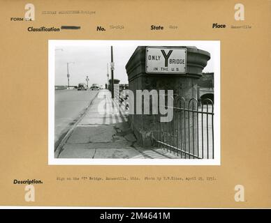 Firma sul ponte 'Y', Zanesville, Ohio. Didascalia originale: Cartello sul ponte 'Y', Zanesville, Ohio. "Solo ponte Y negli Stati Uniti" Con T. W. Kines, 25 aprile 1951. Stato: Ohio. Località: Zanesville. Foto Stock
