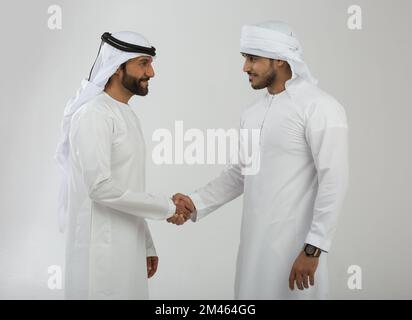 Uomini d'affari degli Emirati che scuotono le mani. Foto Stock