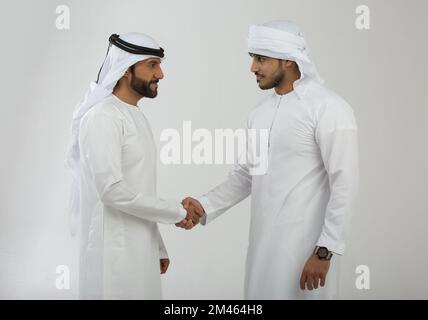 Uomini d'affari degli Emirati che scuotono le mani. Foto Stock