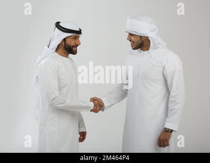 Uomini d'affari degli Emirati che scuotono le mani. Foto Stock
