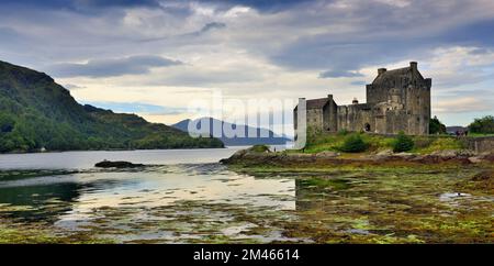 Nuvole scure sull'iconico Castello di Eilean Donan, Highlands scozzesi. Foto Stock