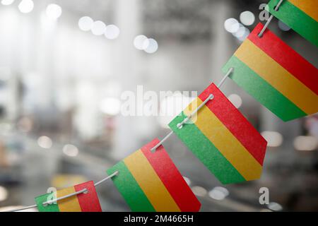 Una ghirlanda di bandiere nazionali boliviane su un astratto sfondo sfocato. Foto Stock