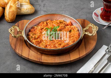 Tradizionale menemen turco per la colazione a base di uova e pomodori Foto Stock