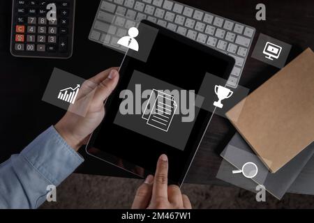 formazione delle persone concetto di classe e-learning, apprendimento online con webinar su computer portatile Foto Stock