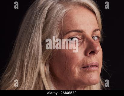 Pensionamento, depressione e ritratto di donna con triste lacrima sul viso che piange con dolore zoom. Depresso, pensione e anziano con salute mentale Foto Stock
