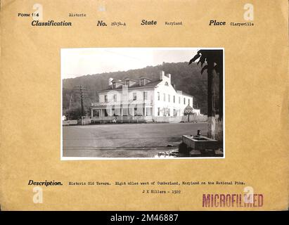 Vecchia taverna storica. Didascalia originale: Antica taverna storica. 13 km circa a ovest di Cumberland, Maryland, sul National Pike. J. K. Hillers - 1922 Stato: Maryland. Foto Stock