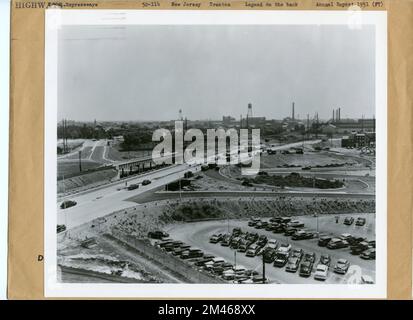 Trenton Freeway. Didascalia originale: La prima sezione della Trenton Freeway, tra due importanti interscambi, è ora aperta al traffico. Una volta completata la superstrada consentirà al traffico di fluire senza interruzioni dalla Pennsylvania state Line sul fiume Delaware all'attuale U.S. 1 a nord di Trenton. Stato: New Jersey. Località: Trenton. Foto Stock