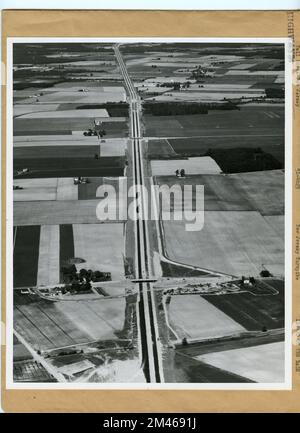 New Jersey Turnpike attraverso la sezione meridionale della contea di Middlesex. Didascalia originale: In questa foto aerea viene mostrato il percorso della New Jersey Turnpike attraverso la sezione meridionale della Contea di Middlesex. La Turnpike attraversa dieci contee dal Delaware Memorial Bridge, nella contea di Salem, al Ridgefield Park, nella contea di Bergen, adiacente al George Washington Bridge. Credit: New Jersey Turnpike Authority. Stato: New Jersey. Foto Stock