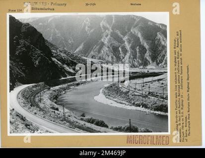 Vista che mostra la linea principale del Pacifico settentrionale adiacente all'autostrada e Chicago, Milwaukee, St Paul e Pacific Railroad attraverso il fiume Jefferson. Didascalia originale: Federal Aid Project 248-a sugli Stati Uniti Autostrada 10. Jefferson Canyon circa 40 miglia a sud-est di Butte, Montana. Fotografia dal Montana state Highway Department. Stato: Montana. Foto Stock