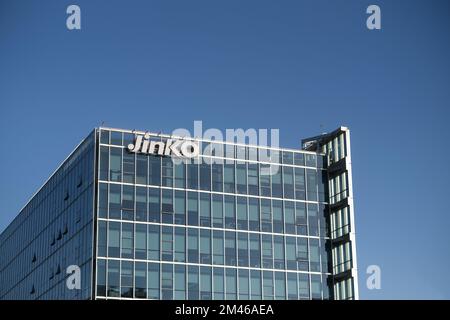 Shanghai,Cina-dic.2022: Sede centrale della Jinko Solar con logo di marca. Un produttore cinese di pannelli solari Foto Stock