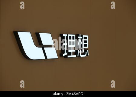 Shanghai,Cina-Dec.2022: Primo piano il logo della società del marchio li Auto. Un'azienda cinese EV Foto Stock