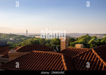 Vista dello skyline di Pretoria in Sud Africa, sulle lussuose case di Waterkloof. Foto Stock