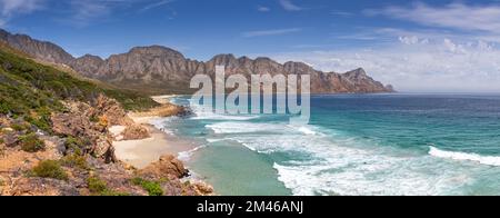 Vista delle catene montuose di Kogelberg vver Kogel Bay Beach vicino a Città del Capo in Sud Africa. Foto Stock