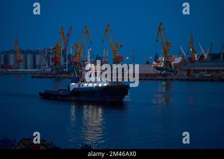 Rimorchiatore in porto in serata Foto Stock