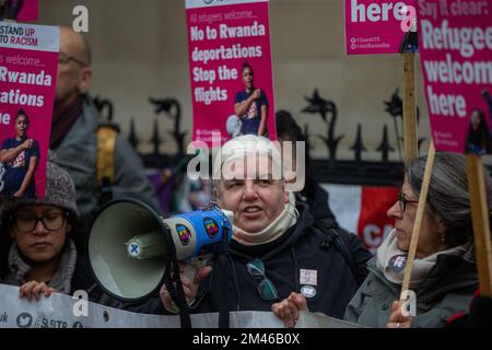 Londra, Inghilterra, Regno Unito. 19th Dec, 2022. I manifestanti si riuniscono al di fuori della Corte di giustizia reale mentre l'alta Corte del Regno Unito si prepara a decidere il piano del governo britannico di inviare richiedenti asilo in Ruanda. (Credit Image: © Tayfun Salci/ZUMA Press Wire) Foto Stock