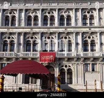 Venezia, Italia - 5 settembre 2022: Palazzo CA Vendramin Calergi, considerato l'ennesimo esempio più antico del Rinascimento veneziano sul Canal Grande Foto Stock