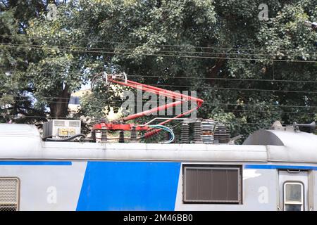 Pantografo moderno installato su un normale treno ferroviario che collega ad una linea elettrica Foto Stock