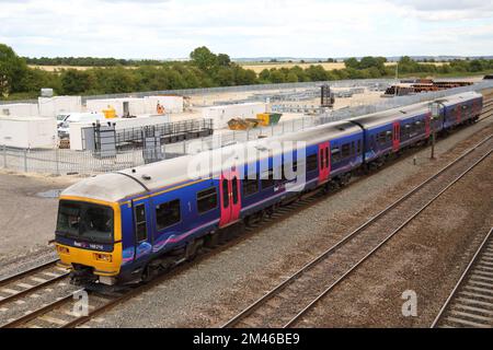 Un primo treno passeggeri diesel Great Western Class 166 vicino a Didcot, Regno Unito Foto Stock