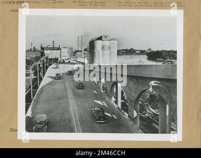 Whitehurst Freeway. Didascalia originale: Whitehurst Freeway - questa vista è dall'estremità occidentale della Whitehurst Freeway a Georgetown e mostra il traffico utilizzando la nuova autostrada sopraelevata poco dopo è stato aperto. Sulla destra, le auto scenderanno da Key Bridge sulla superstrada, evitando il solito ingorgo al ponte e M Street. Le automobili alla sinistra passeranno sotto Key Bridge e usciranno all'estremità Georgetown del ponte o continueranno lungo M Street. La corsia centrale porta le auto da M Street sulla superstrada. La superstrada si estende per circa un miglio da questa estremità occidentale al ventisettesimo Foto Stock