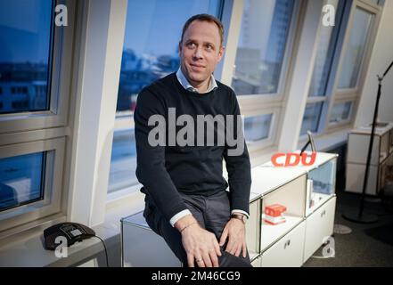 Berlino, Germania. 16th Dec, 2022. Mario Czaja, Segretario Generale della CDU, siede a margine di un'intervista con Deutsche Presse-Agentur (dpa) nel suo ufficio presso la sede centrale della CDU. Credit: Kay Nietfeld/dpa/Alamy Live News Foto Stock