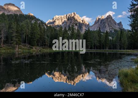 Fantastica vista panoramica sul lago di Antorno con cielo blu al tramonto in Alto Adige Foto Stock