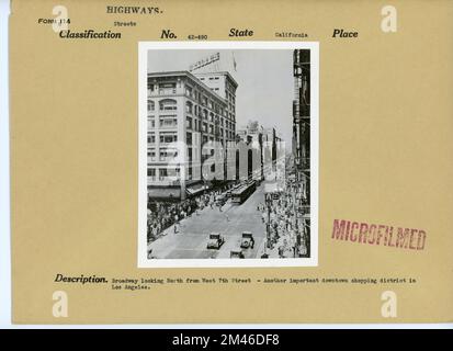 Broadway guardando verso nord da ovest 7th. Didascalia originale: Broadway guardando verso nord da West 7th Street- un altro importante quartiere dello shopping nel centro di Los Angeles. Stato: California. Foto Stock