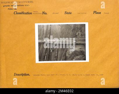 Pulaski Skyway vicino a Port St., Newark, New Jersey. Didascalia originale: Pulaski Skyway vicino a Port St., Newark, N.J. Foto di T. W. Kines 13 settembre 1947. Stato: New Jersey. Località: Newark. Foto Stock