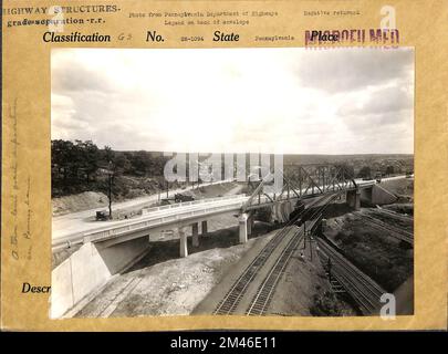 Trave a T in cemento armato e ponte a traliccio sulle principali piste della ferrovia del Delaware e dell'Hudson. Didascalia originale: Trave a T in cemento armato e ponte a traliccio sulle tracce principali del Delaware e dell'Hudson RR che si trova sopra la Lehigh Valley RR. Un corso d'acqua naturale corre diagonalmente sotto le piste della Lehigh Valley. Questa struttura è unica in quanto mostra che costruzione è a volte necessaria per ospitare il traffico attraverso alcuni dei passi di montagna della Pennsylvania. Questa struttura si trova sulla Route 5 nella contea di Luzerne. 1 span 195', 2- 55' e 1-46'. Sotto il gioco 26 ' e. Foto Stock