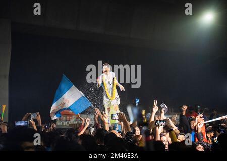 Dhaka, Bangladesh. 18th Dec, 2022. I tifosi eseguono una cutout di messi all'inizio della celebrazione. (Foto di Rizwan Hasan/Pacific Press) Credit: Pacific Press Media Production Corp./Alamy Live News Foto Stock