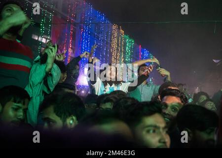 Dhaka, Bangladesh. 18th Dec, 2022. I fan argentini iniziano la loro festa mentre Montiel segna la penalità finale. (Foto di Rizwan Hasan/Pacific Press) Credit: Pacific Press Media Production Corp./Alamy Live News Foto Stock