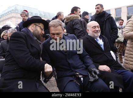 Berlino, Germania. 18th Dec, 2022. Berlino: Hanukkah alla porta di Brandeburgo - inaugurazione e cerimonia. L'illuminazione della prima candela Hanukkah. La foto mostra il Ministro federale delle finanze Christian Lindner e Yehuda Teichtal, rabbino della Comunità ebraica di Berlino, e S.E. der Botschafter des Staates Israel Prof. Ron Prosor. (Foto di Simone Kuhlmey/Pacific Press) Credit: Pacific Press Media Production Corp./Alamy Live News Foto Stock