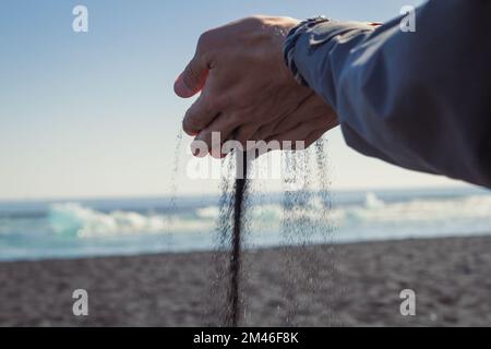 Primo piano sabbia che si riversa fuori di palme maschio concetto foto Foto Stock