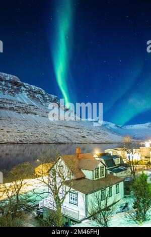 Piccolo villaggio e paesaggio aurora borealis foto Foto Stock