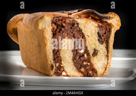 una torta di lievito con ripieno di noci di cacao. specialità tedesca Foto Stock