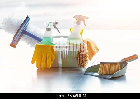 Prodotto, pulizia o cestello con spray, sapone o guanti in un contenitore per la presenza di batteri sporchi, sporchi o polverosi. Pulizia delle molle, pulizia dei materiali di consumo o liquido Foto Stock