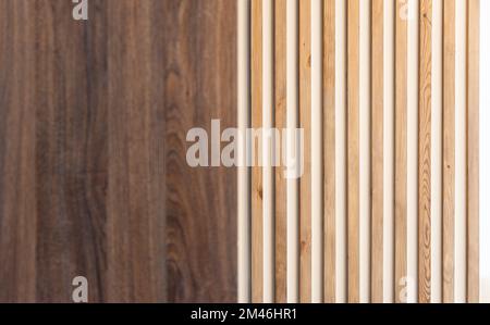 strette doghe di legno su una parete intonacata bianca come elemento di decor moderno in un design d'interni minimalista Foto Stock